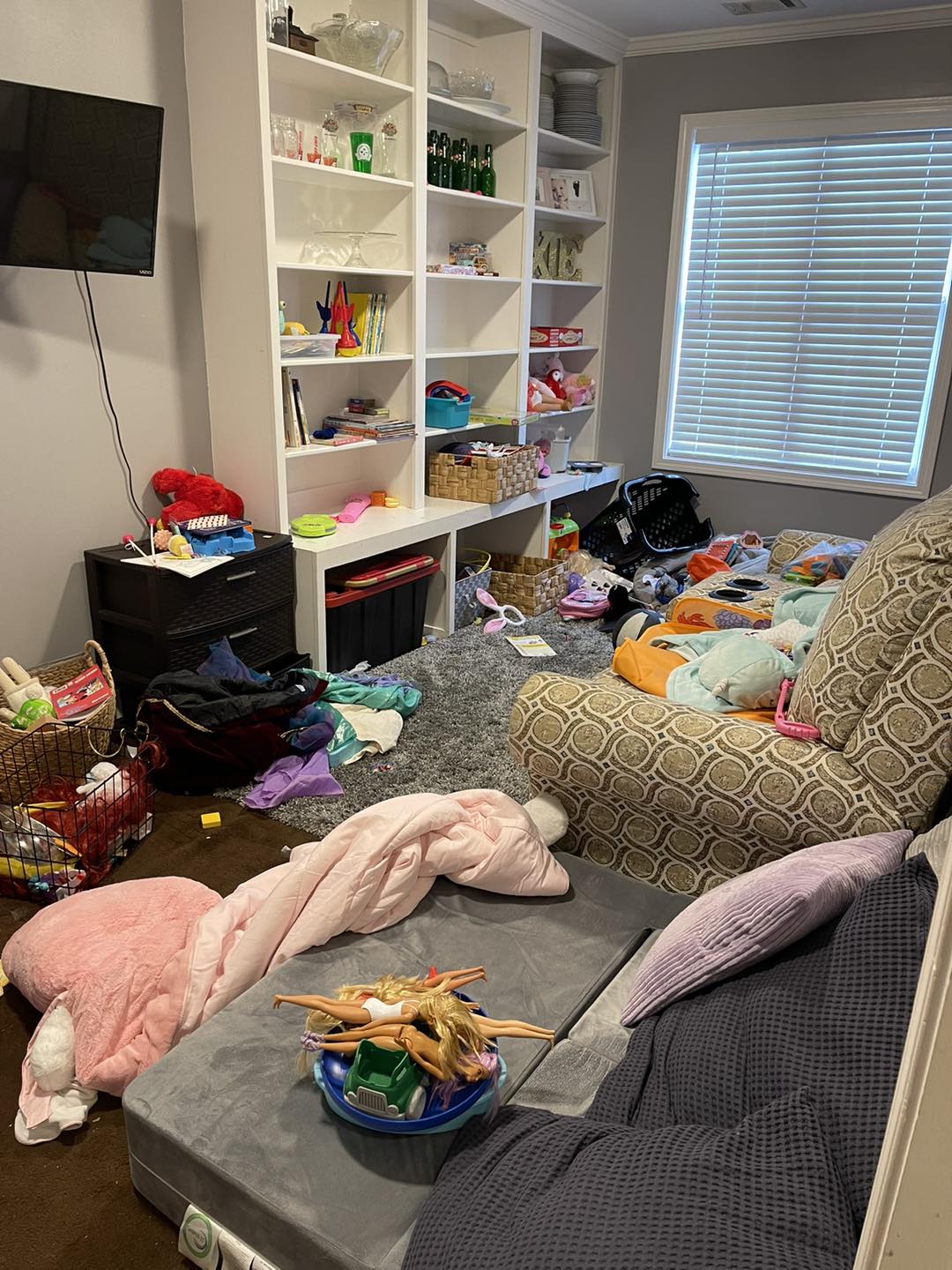 Family room before cleaning
